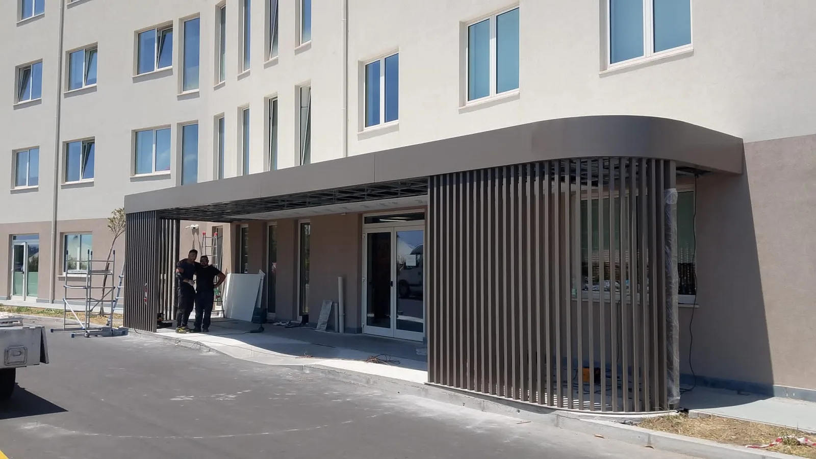 Copertura metallica su misura installata davanti a un edificio