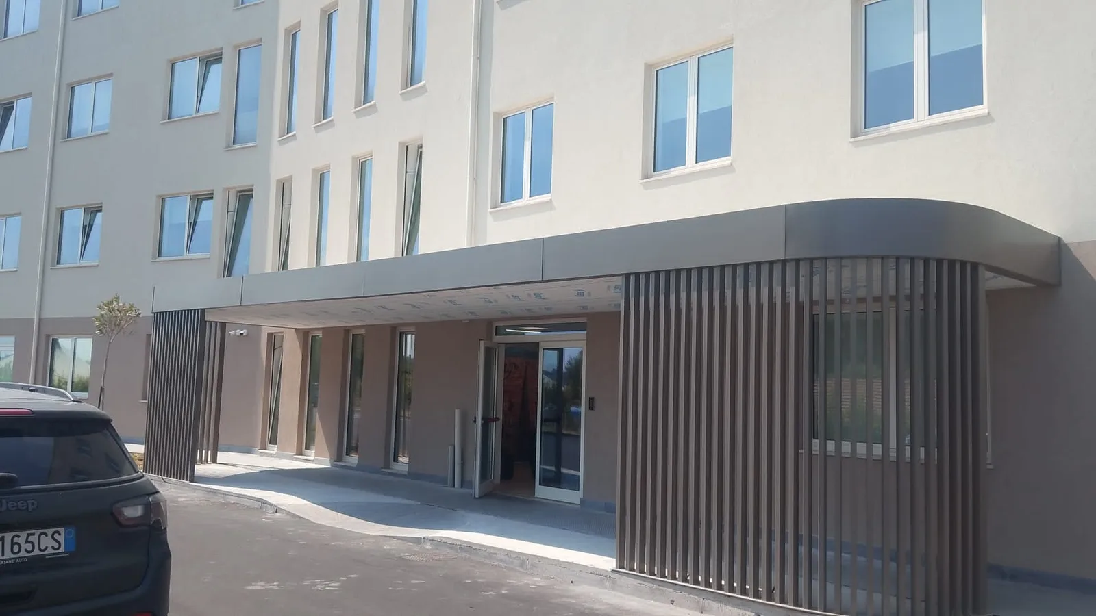 Ingresso di un edificio protetto da una struttura metallica su misura