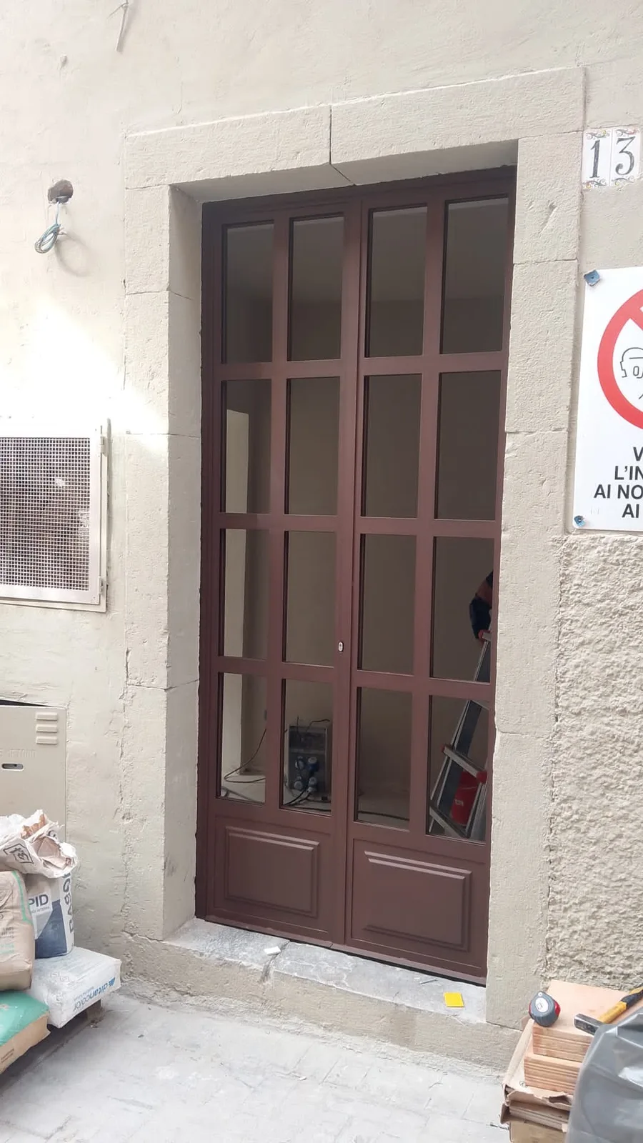 Porta metallica vetrata a due ante realizzata su misura