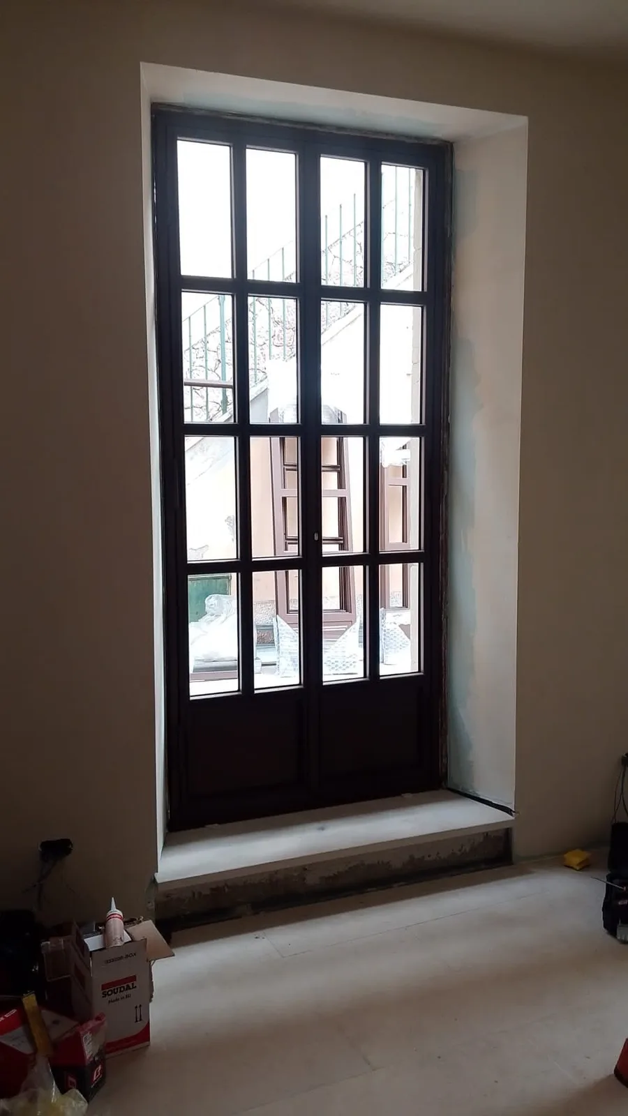 Serramento metallico vetrato alto installato in un interno