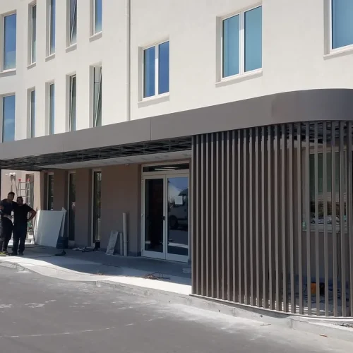 Copertura metallica su misura installata davanti a un edificio