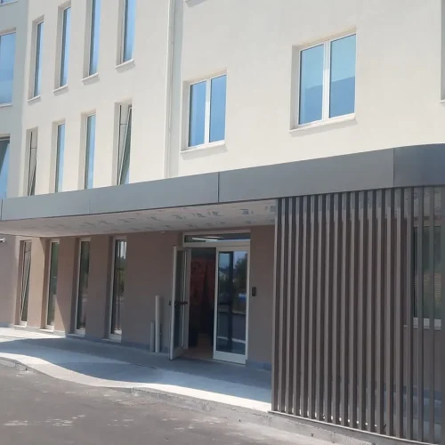 Ingresso di un edificio protetto da una struttura metallica su misura