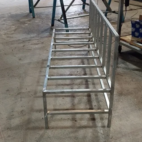 Struttura metallica in lavorazione nell’officina