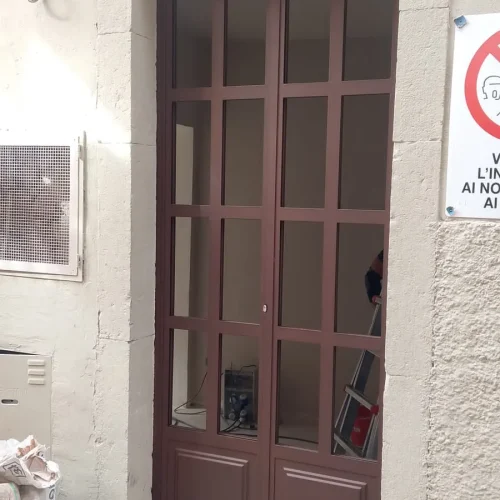 Porta metallica vetrata a due ante realizzata su misura