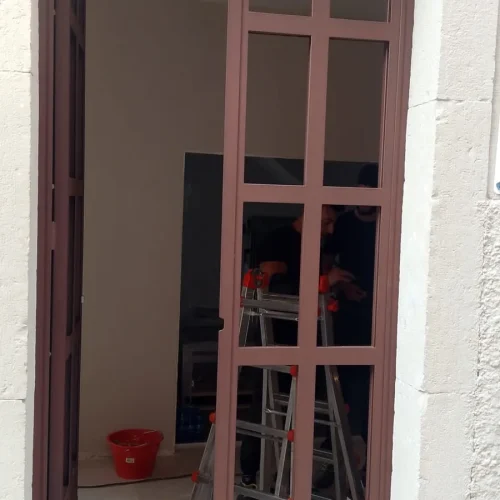 Porta vetrata su misura durante le fasi finali di posa