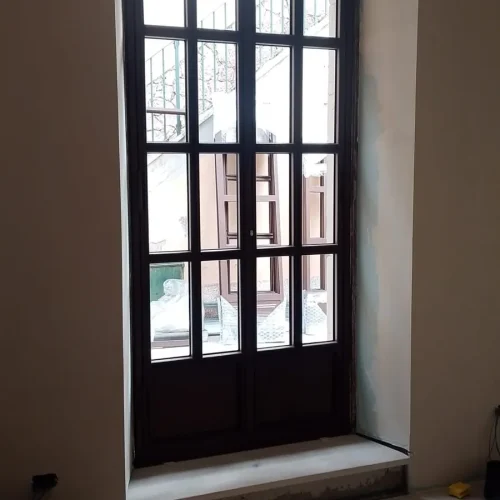 Serramento metallico vetrato alto installato in un interno